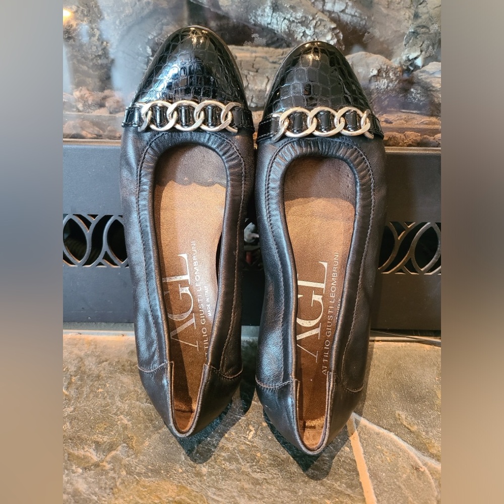 Attilio Giusti Leombruni Black Leather Link Chain flats size 37 euro/us 7